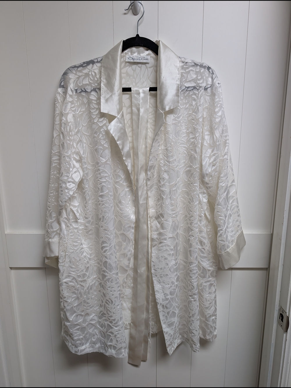 Oscar de la Renta White Lace Robe Satin Trim Collar